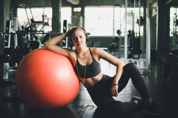 Eine Schöne Frau Sporthemd Sitzt Und Entspannt Während Sie Musik — Stockfoto