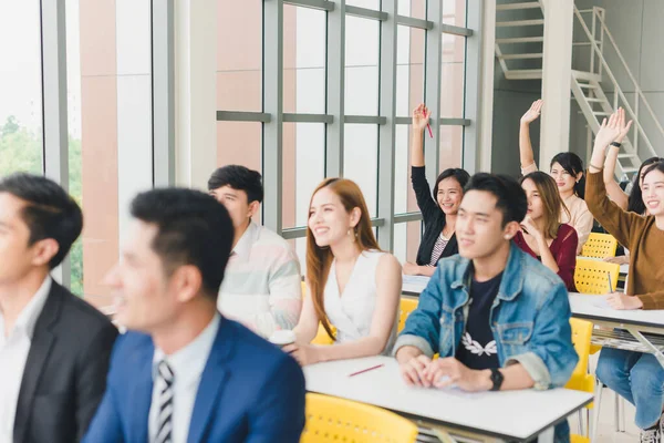 Altoparlante Maschio Asiatico Sta Parlando Seminari Workshop Alla Gente Nella — Foto Stock