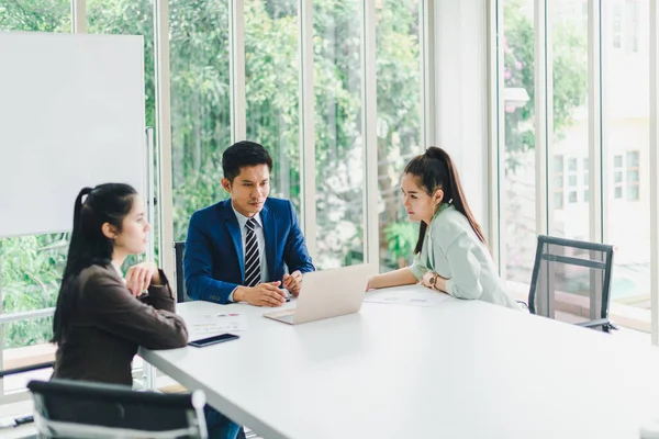 Dirigenti Segretari Incontrano Discutono Risultati Aziendali Dei Notebook Statistiche Sulla — Foto Stock