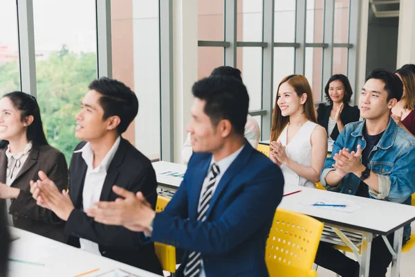 Altoparlante Maschio Asiatico Sta Parlando Seminari Workshop Alla Gente Nella — Foto Stock