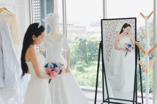 Подружка Невесты Невесты Выбирает Платье Невесты Магазине Предстоящей Свадьбы День — стоковое фото