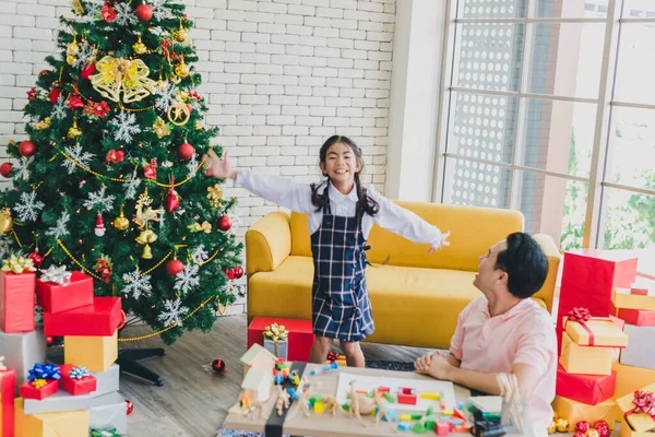 Padre Asiático Juega Con Hija Saltando Del Sofá Sala Estar — Foto de Stock