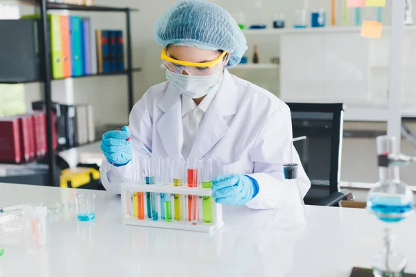 亚洲科学家正在实验室里测试和分析许多化学品 科学和化学概念 — 图库照片