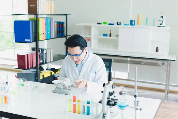 아시아 과학자들은 실험실에서 분석을 물질을 준비하고 과학자들은 셔츠를 입었다 화학의 — 스톡 사진