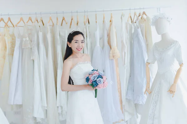 Mooie Bruid Probeer Een Witte Trouwjurk Voor Spiegel Met Bruidsmeisjes — Stockfoto