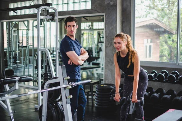 Fitness Trainer Kontroluje Trening Młodych Kobiet Sportowców Ćwiczenia Fitness Dla — Zdjęcie stockowe
