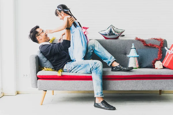 Ayah Bermain Dengan Putrinya Sofa Ruang Tamu Dihiasi Dengan Ornamen — Stok Foto