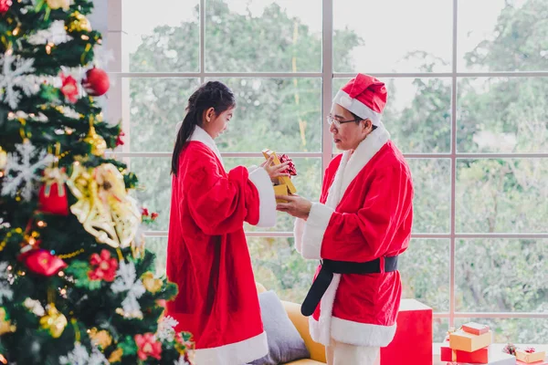 Papá Hija Asiáticos Usan Trajes Papá Noel Dio Regalos Con — Foto de Stock