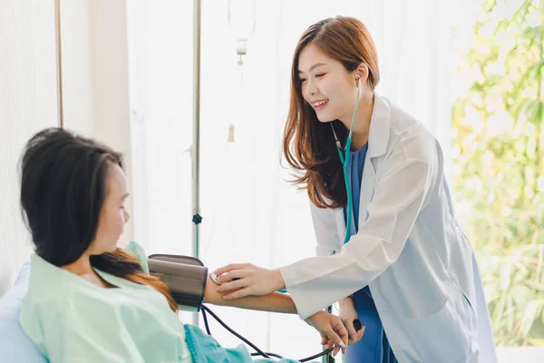 Las Mujeres Asiáticas Los Médicos Vienen Medir Presión Del Paciente —  Fotos de Stock