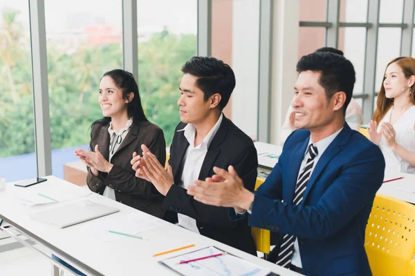 Altoparlante Maschio Asiatico Sta Parlando Seminari Workshop Alla Gente Nella — Foto Stock