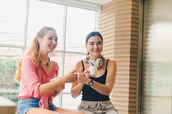 Две Красивые Девушки Пьют Кофе Разговаривают Концепция Расслабления — стоковое фото