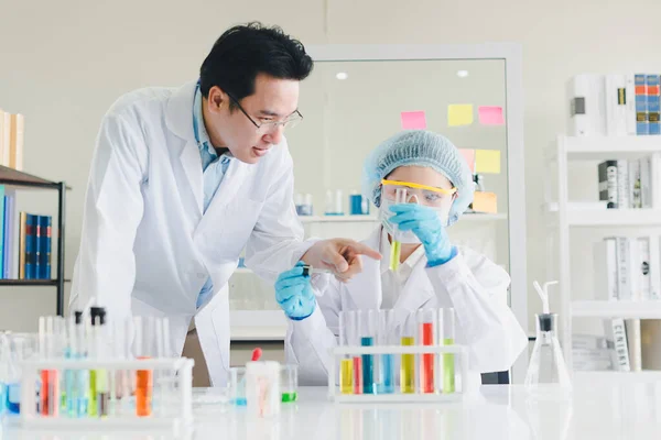 아시아 과학자들 남녀들은 장비를 실험실에서 의화학 물질을 시험하고 분석하는 — 스톡 사진