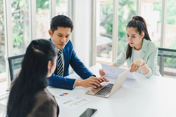 Pelaksana Dan Sekretaris Bertemu Dan Mendiskusikan Hasil Bisnis Dari Notebook — Stok Foto