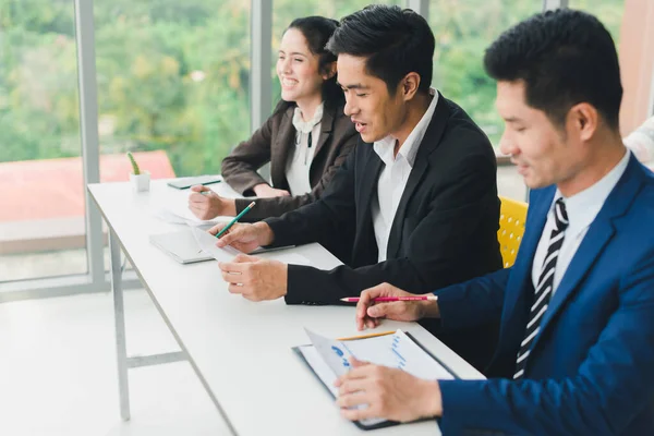 Altoparlante Maschio Asiatico Sta Parlando Seminari Workshop Alla Gente Nella — Foto Stock