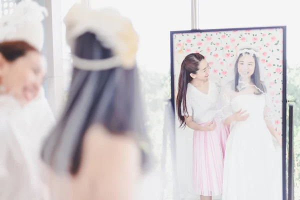 Pengiring Pengantin Membantu Pengantin Yang Cantik Mengenakan Gaun Pengantin Putih — Stok Foto