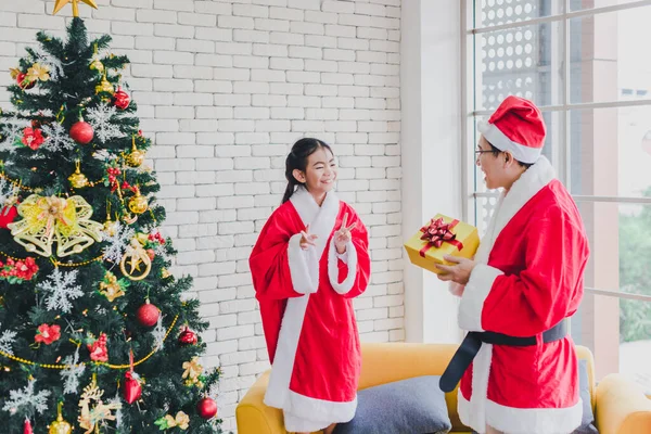 Papá Hija Asiáticos Usan Trajes Papá Noel Dio Regalos Con — Foto de Stock