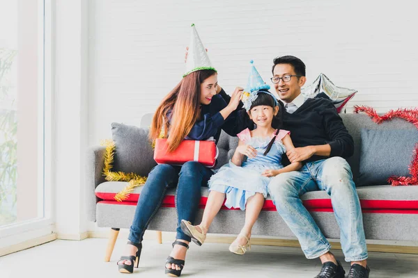 Ayah Ibu Dan Anak Perempuan Merayakan Natal Topi Natal Dan — Stok Foto