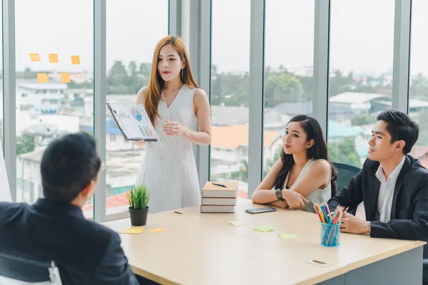 Segretario Presentare Lavori Alla Riunione Statistiche Sono Carico Del Business — Foto Stock