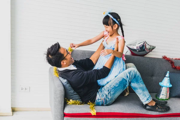 Ayah Bermain Dengan Putrinya Sofa Ruang Tamu Dihiasi Dengan Ornamen — Stok Foto