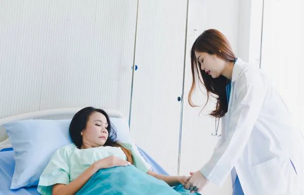 Mujer Asiática Médico Visita Paciente Acostada Cama Del Hospital —  Fotos de Stock