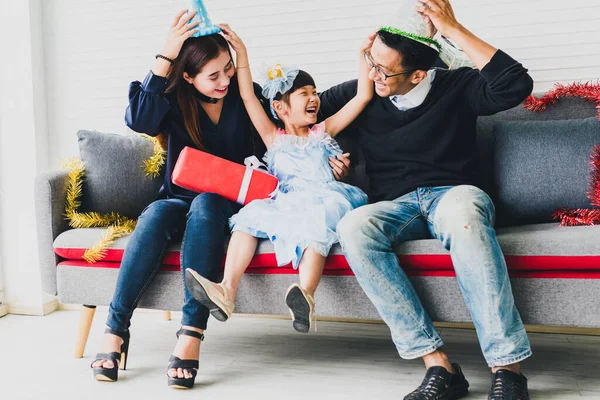 Ayah Ibu Dan Anak Perempuan Merayakan Natal Topi Natal Dan — Stok Foto