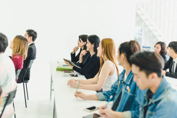 Gli Asiatici Frequentano Seminari Ascoltano Lezioni Dei Relatori Nella Sala — Foto Stock