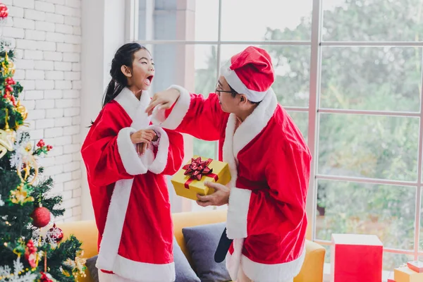 Papá Hija Asiáticos Usan Trajes Papá Noel Dio Regalos Con — Foto de Stock