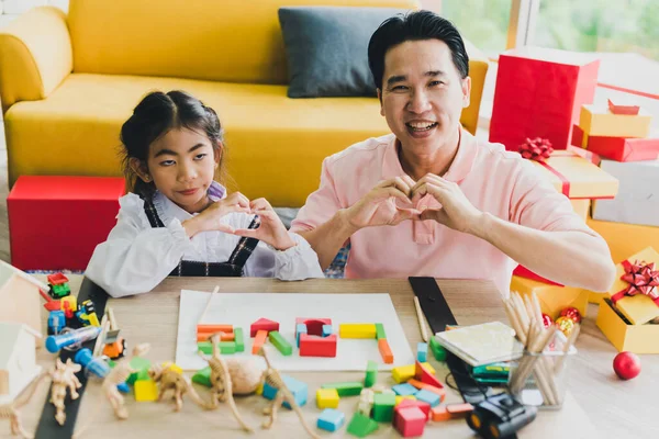 Ayah Dan Putri Asia Memainkan Jigsaw Atas Meja Dengan Kata — Stok Foto