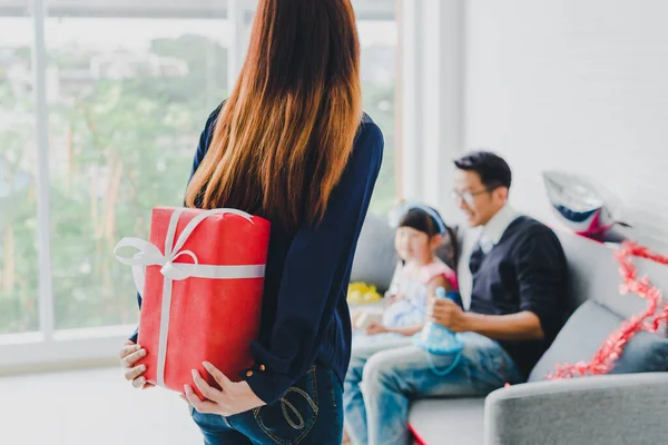 Mamá Sosteniendo Una Caja Regalo Roja Detrás Sorpresa Padre Hija — Foto de Stock