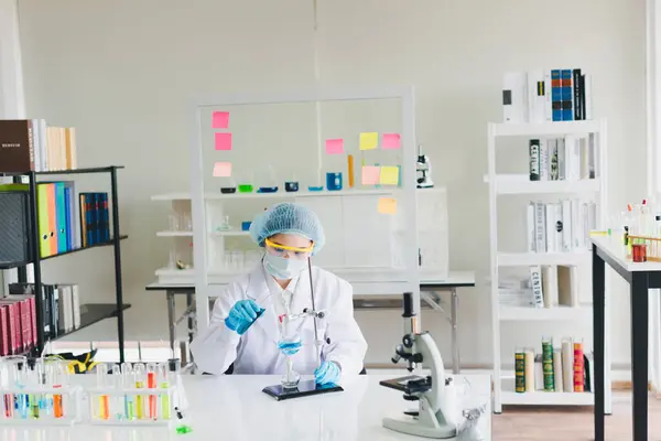 Азиатские Ученые Тестируют Анализируют Многие Химикаты Лаборатории Наука Технологии — стоковое фото