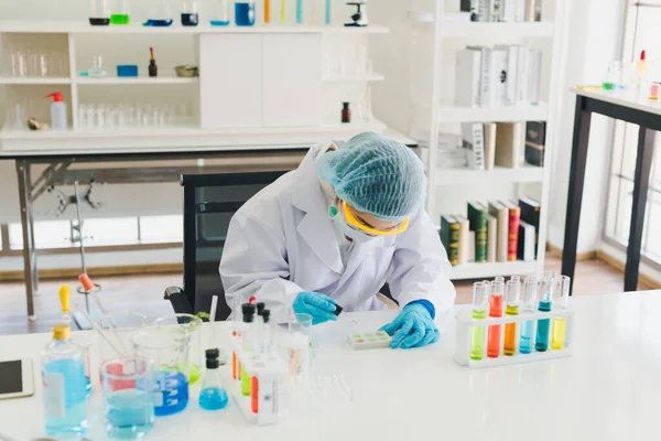亚洲科学家正在准备化学品 以便在实验室进行测试和分析 科学家们清除了眼镜和白衬衫 科学和化学概念 — 图库照片