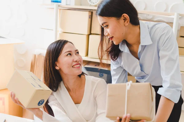 アジアの女性は ビジネスの所有者は いくつかの起業家の中小企業を開始します 自宅のオフィスで顧客を送信するために在庫を確認します ビジネスを始める — ストック写真
