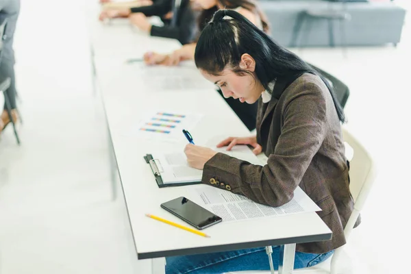 Gli Asiatici Frequentano Seminari Ascoltano Lezioni Dei Relatori Nella Sala — Foto Stock