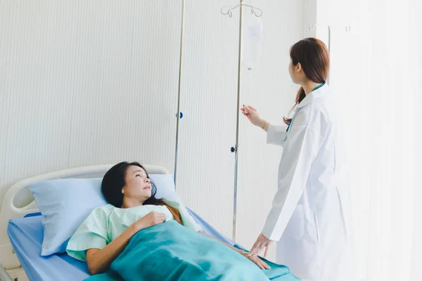 Ázsiai Orvos Meglátogatja Beteg Fekszik Kórházi Ágyban — Stock Fotó