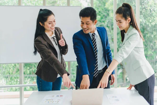 Pelaksana Dan Sekretaris Bertemu Dan Mendiskusikan Hasil Bisnis Dari Notebook — Stok Foto