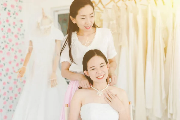 Pengantin Yang Cantik Cobalah Gaun Pengantin Putih Depan Cermin Dengan — Stok Foto