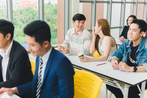 Altoparlante Maschio Asiatico Sta Parlando Seminari Workshop Alla Gente Nella — Foto Stock