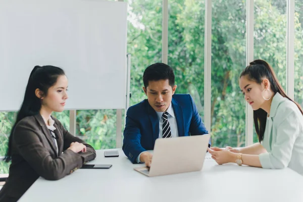 Pelaksana Dan Sekretaris Bertemu Dan Mendiskusikan Hasil Bisnis Dari Notebook — Stok Foto