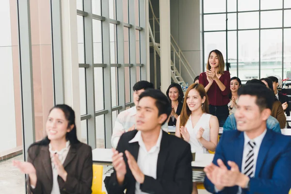 Altoparlante Maschio Asiatico Sta Parlando Seminari Workshop Alla Gente Nella — Foto Stock