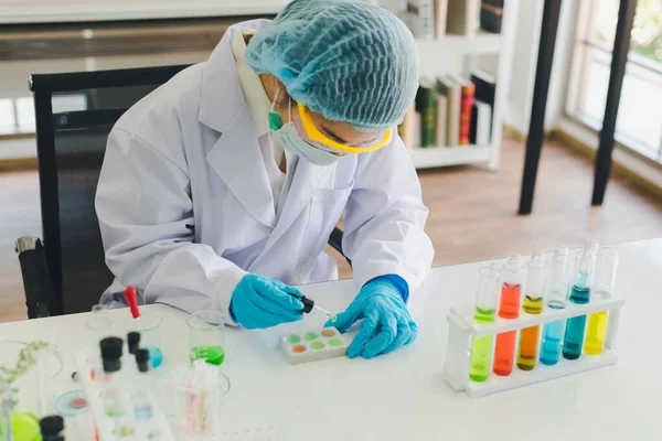 亚洲科学家正在准备化学品 以便在实验室进行测试和分析 科学家们清除了眼镜和白衬衫 科学和化学概念 — 图库照片