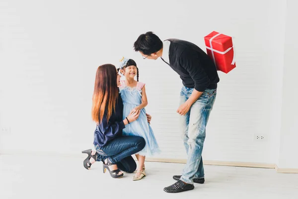 Pai Mãe Asiáticos Dão Presente Caixa Vermelha Filha Véspera Natal — Fotografia de Stock