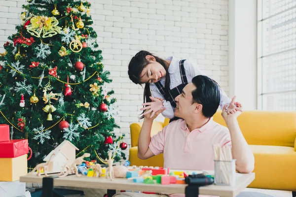 Padre Hija Asiáticos Juegan Juguetes Mesa Sala Estar Decorada Con — Foto de Stock