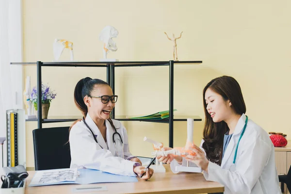 Médicos Asiáticos Están Discutiendo Para Buscar Tratamiento Para Sus Pacientes —  Fotos de Stock