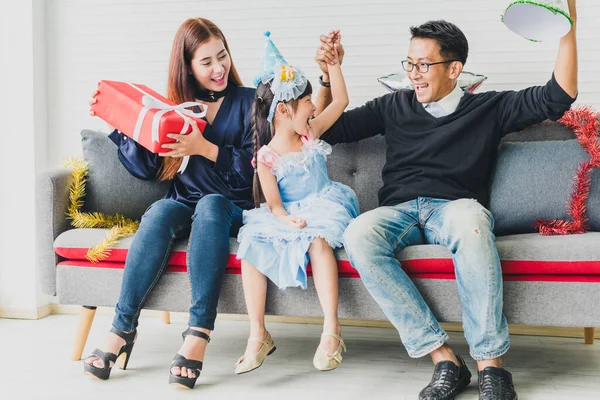 Ayah Ibu Dan Anak Perempuan Merayakan Natal Topi Natal Dan — Stok Foto