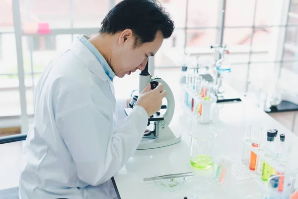 아시아의 과학자들은 실험실 검사와 분석을 현미경을 준비하고 — 스톡 사진