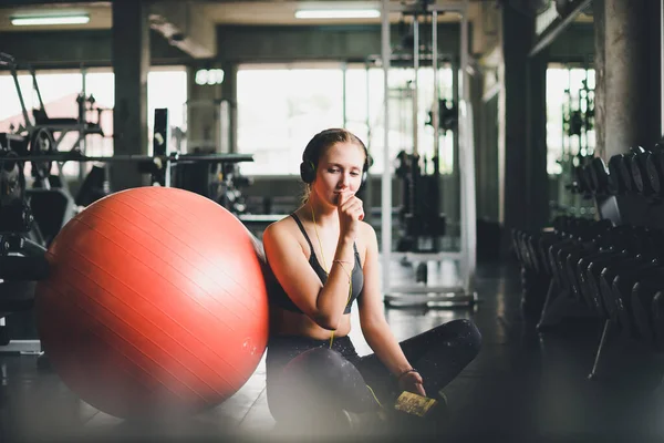 Krásná Žena Sportovní Košili Sedí Relaxuje Posloucháním Hudby Sluchátek Gumovým — Stock fotografie