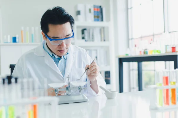 亚洲科学家正在准备以植物为基础的材料 以便在实验室进行测试和分析 科学家们清除了眼镜和白衬衫 科学和化学概念 — 图库照片