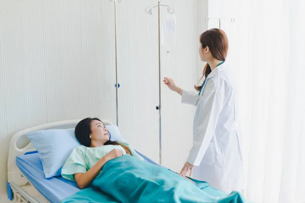 Mujer Asiática Médico Visita Paciente Acostada Cama Del Hospital —  Fotos de Stock