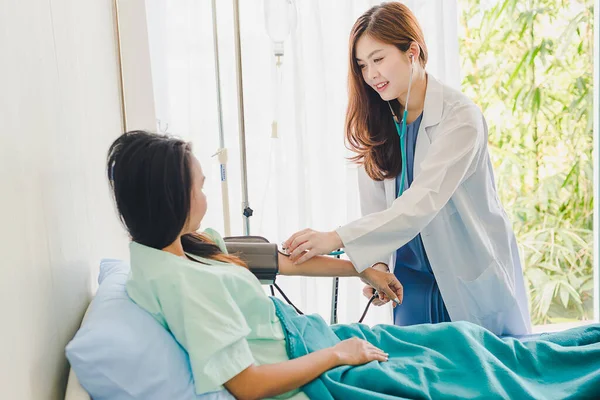 Las Mujeres Asiáticas Los Médicos Vienen Medir Presión Del Paciente —  Fotos de Stock