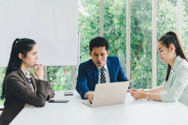 Pelaksana Dan Sekretaris Bertemu Dan Mendiskusikan Hasil Bisnis Dari Notebook — Stok Foto